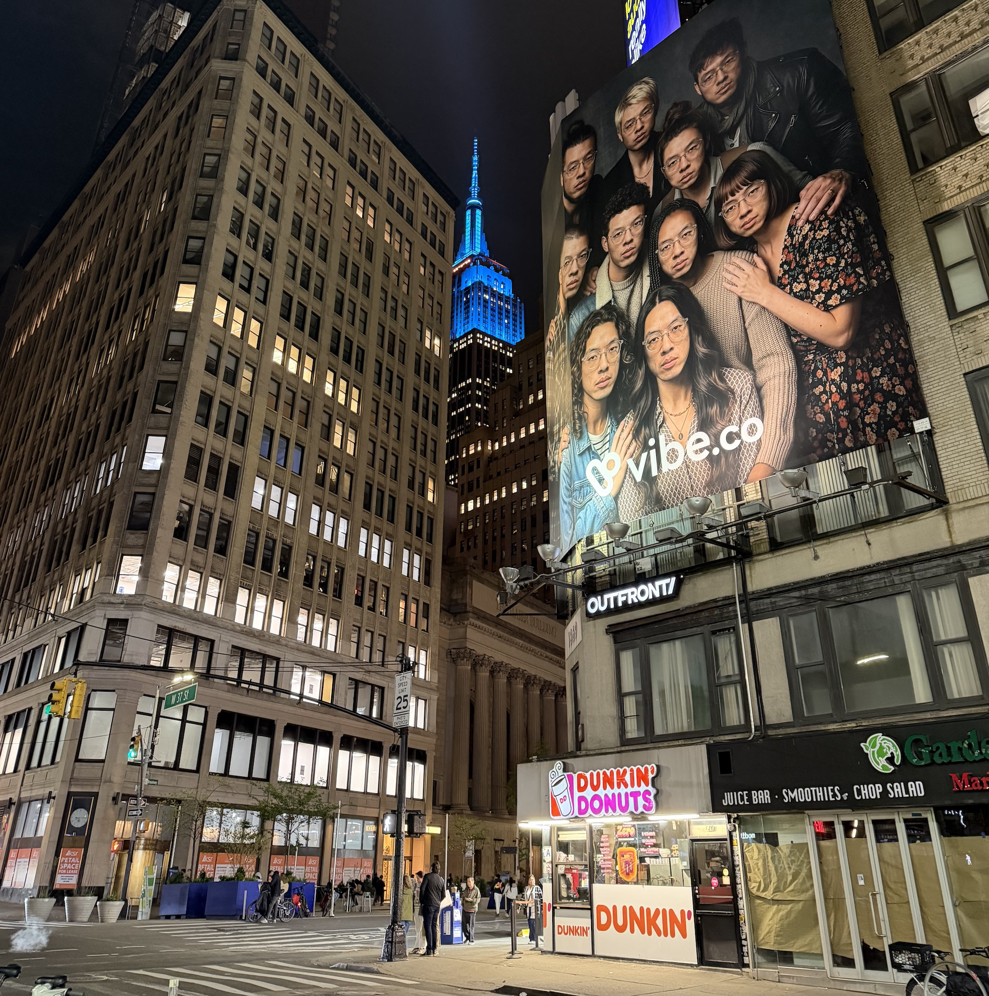 Cartellone Vibe.co con l’Empire State Building sullo sfondo