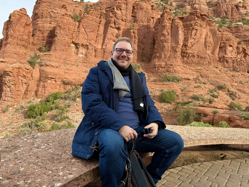 Visitor in front of the red rock formations of Sedona, Arizona